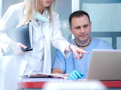 doctor frente a la computadora