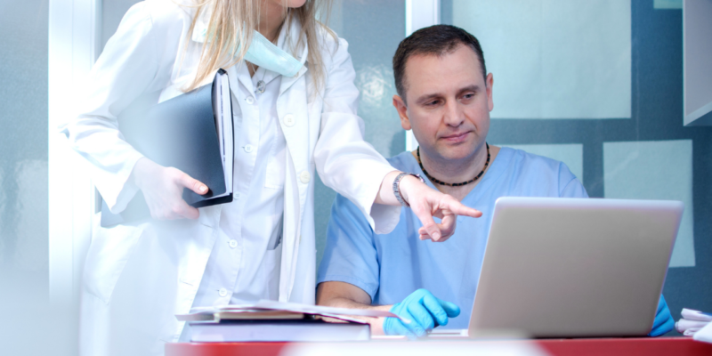 doctor frente a la computadora