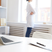 doctora pensando en cómo digitalizarse