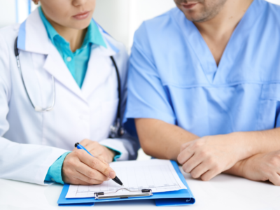 doctor con sus pacientes