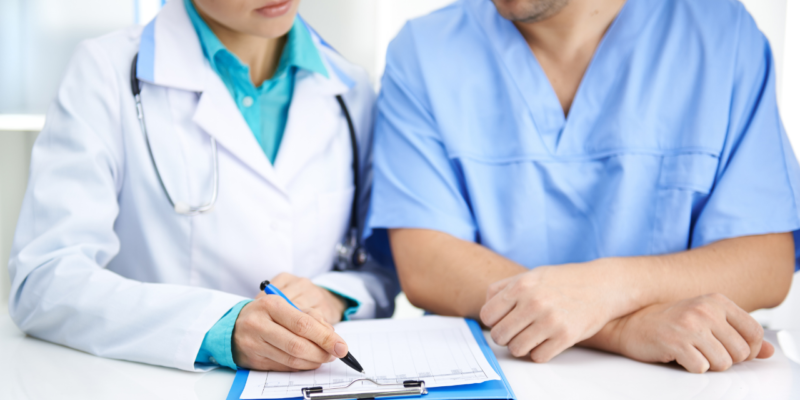 doctor con sus pacientes