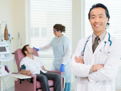 Doctor con nuevos pacientes