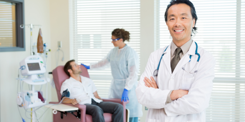 Doctor con nuevos pacientes