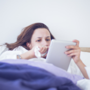 Persona enferma agendando cita medica