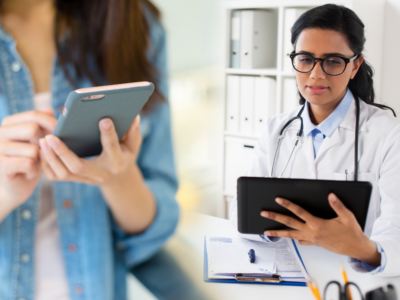 doctora revisando sus citas agendadas en linea