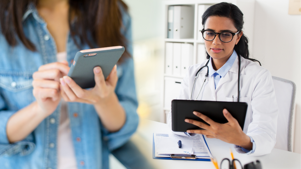 doctora revisando sus citas agendadas en linea