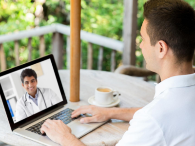 paciente tomando consulta por video llamada