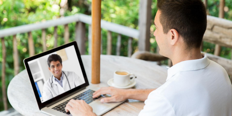 paciente tomando consulta por video llamada