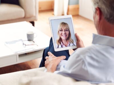 doctora dando consulta en linea