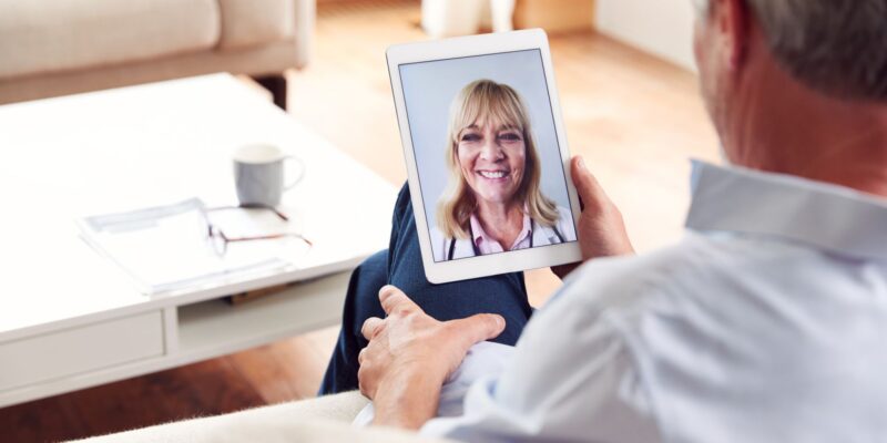 doctora dando consulta en linea