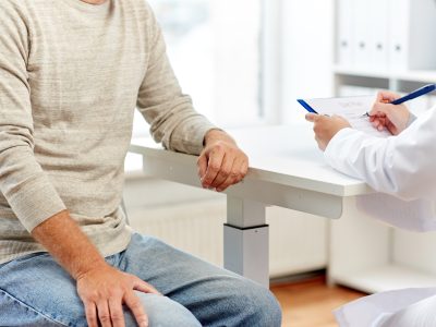 medicina, vejez, atención médica y concepto de personas: cierre de la reunión de un anciano y un médico en el consultorio médico del hospital