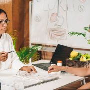 Dietista explicando la etiqueta de información nutricional a un cliente