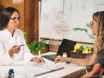 Dietista explicando la etiqueta de información nutricional a un cliente