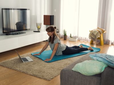 mujer haciendo ejercicio en casa