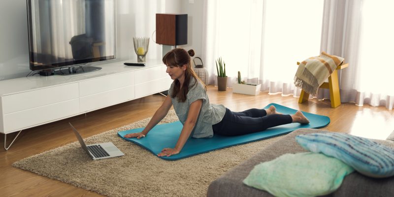 mujer haciendo ejercicio en casa