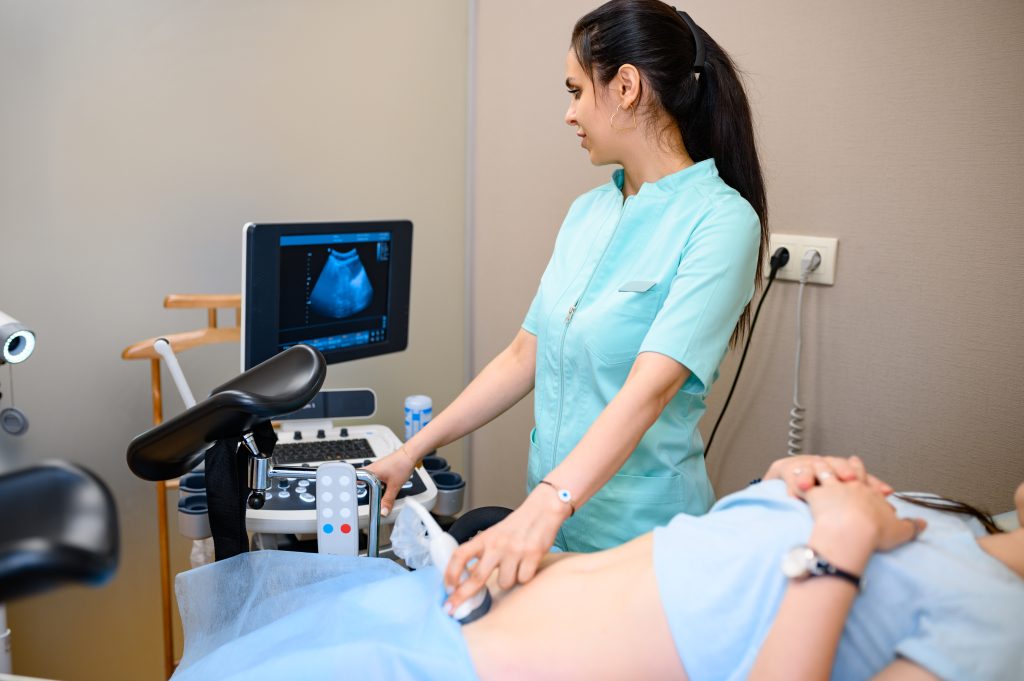 La ginecóloga femenina hace una ecografía. Examen ginecológico en clínica, consulta ginecológica, diagnóstico ultrasonográfico o exploración. Doctor y mujer en el hospital