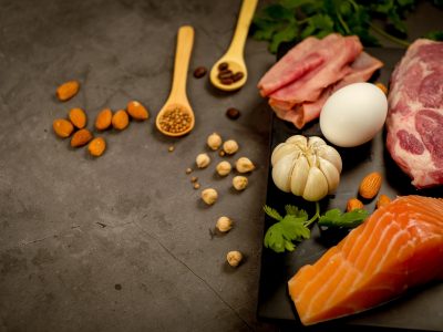 Dieta cetogénica, plan de comidas bajas en carbohidratos y keto. nutrición y conteo de calorías para fibra, proteína y grasa. programa de adelgazamiento. alimento paleo con salmón y omega3.