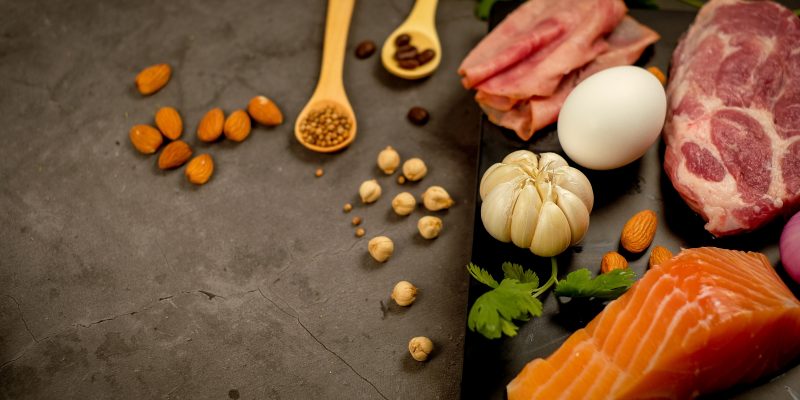 Dieta cetogénica, plan de comidas bajas en carbohidratos y keto. nutrición y conteo de calorías para fibra, proteína y grasa. programa de adelgazamiento. alimento paleo con salmón y omega3.
