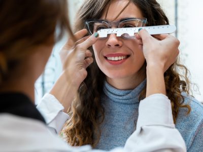 Óptico midiendo la distancia interfocal en un paciente