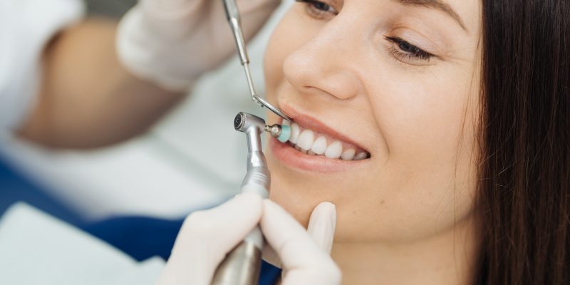 Visión general de la prevención de la caries dental. Chica en la silla del dentista durante un procedimiento de escalado dental. Sonrisa Saludable.