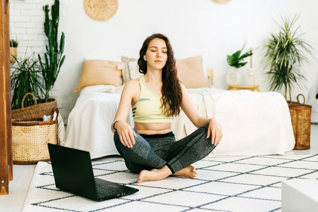 tomarse tiempo para descansar o meditar en casa